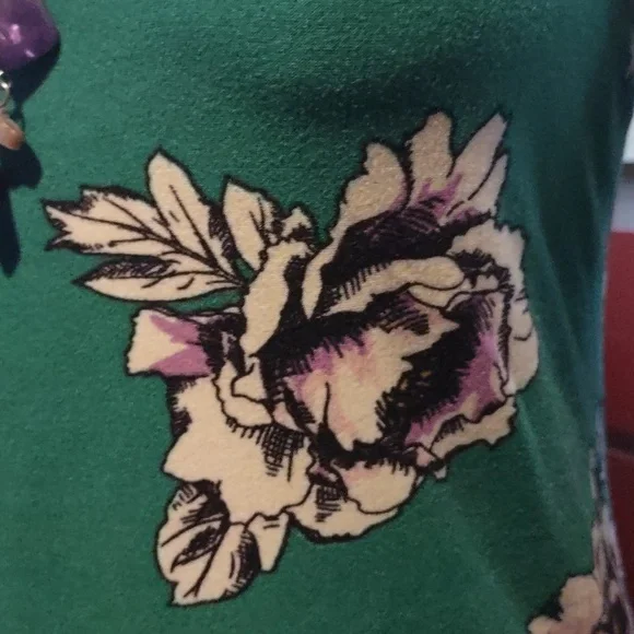 Spring/Summer Eye Candy Essentials Floral Green Women's Top with Necklace - Picture 11 of 12